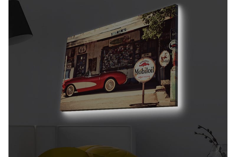 Canvas-taulu LED-valaistuksella - Klassinen punainen urheiluauto vintage-huoltoaseman edessä, Punainen / Harmaa / Valkoinen