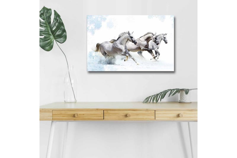Canvas-taulu LED-valaistuksella - Kolme valkoista hevosta laukkaa lumimaisemassa, Valkoinen / Vaaleanharmaa / Sininen