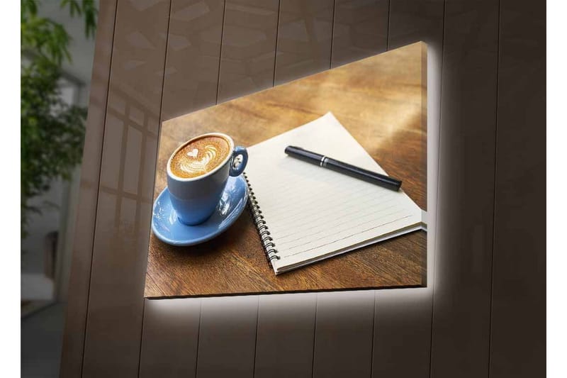 Canvas-taulu LED-valaistuksella - Kupillinen latte artia puupöydällä muistikirjan ja kynän kanssa - Sininen / Ruskea / Valkoinen - Sisustustuotteet - Taulu & taide - Canvas-taulu