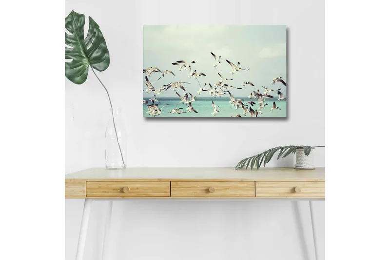 Canvas-taulu LED-valaistuksella - Lintuparvi lentää sinisen merenpinnan yllä, Vaaleansininen / Valkoinen / Musta