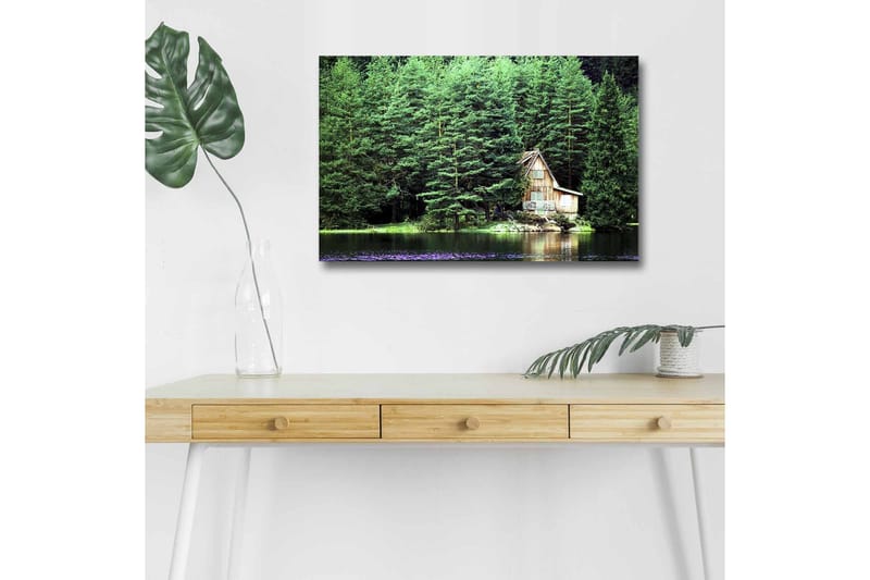 Canvas-taulu LED-valaistuksella - Mökki peilimäisen järven rannalla tiheän vehreyden ympäröimänä, Vihreä / Ruskea / Sininen