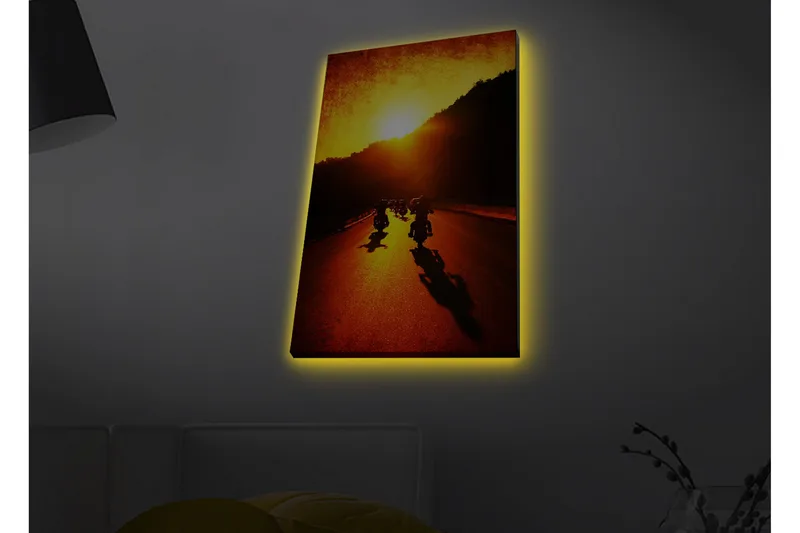 Canvas-taulu LED-valaistuksella - Moottoripyörät kulkevat tietä pitkin auringonlaskun kultaisessa valossa - Kulta / Oranssi / Musta - Sisustustuotteet - Taulu & taide - Canvas-taulu
