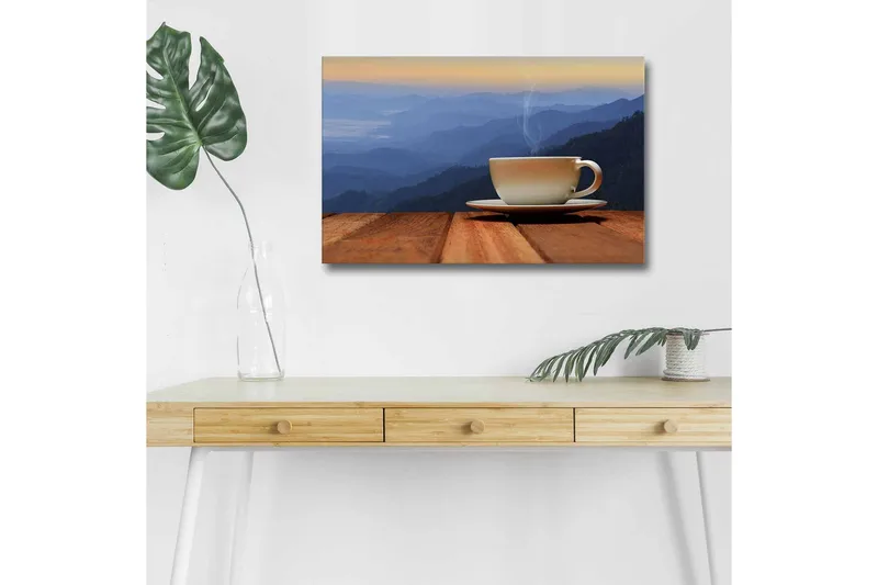 Canvas-taulu LED-valaistuksella - Muki höyryävän juoman kanssa puupinnalla vuoristoista taustaa vasten, Sininen / Beige / Ruskea