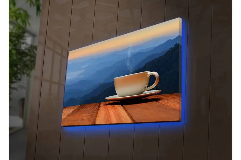 Canvas-taulu LED-valaistuksella - Muki höyryävän juoman kanssa puupinnalla vuoristoista taustaa vasten - Sininen / Beige / Ruskea - Sisustustuotteet - Taulu & taide - Canvas-taulu