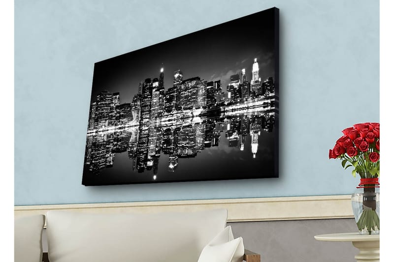 Canvas-taulu LED-valaistuksella - mustavalkoinen kaupunkisiluetti heijastuksilla veden pinnalla, Musta / Valkoinen / Harmaa