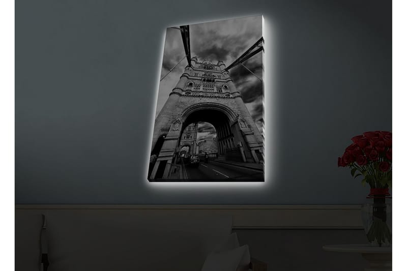 Canvas-taulu LED-valaistuksella - mustavalkoinen kuva Tower Bridgestä Lontoossa dramaattisten pilvien keskellä - Musta / Valkoinen / Harmaa - Sisustustuotteet - Taulu & taide - Canvas-taulu