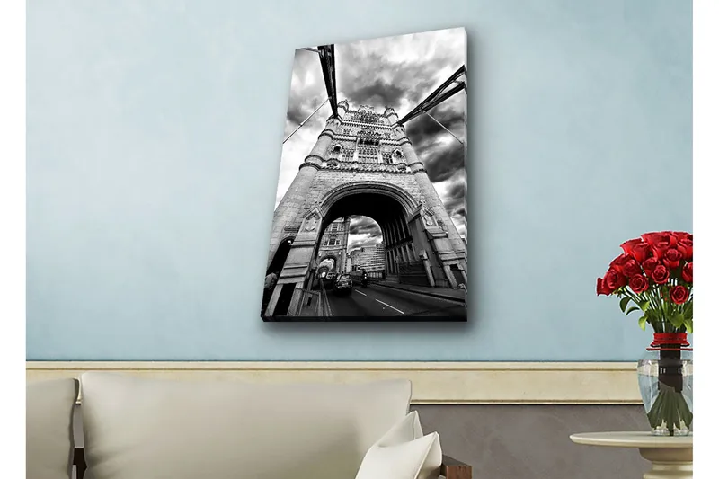 Canvas-taulu LED-valaistuksella - mustavalkoinen kuva Tower Bridgestä Lontoossa dramaattisten pilvien keskellä, Musta / Valkoinen / Harmaa