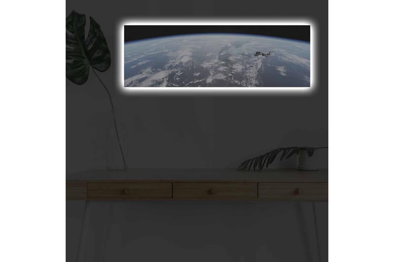 Canvas-taulu LED-valaistuksella - Näkymä Maahan avaruudesta, kansainvälinen avaruusasema tarkennuksena - Sininen / Valkoinen / Musta - Sisustustuotteet - Taulu & taide - Canvas-taulu