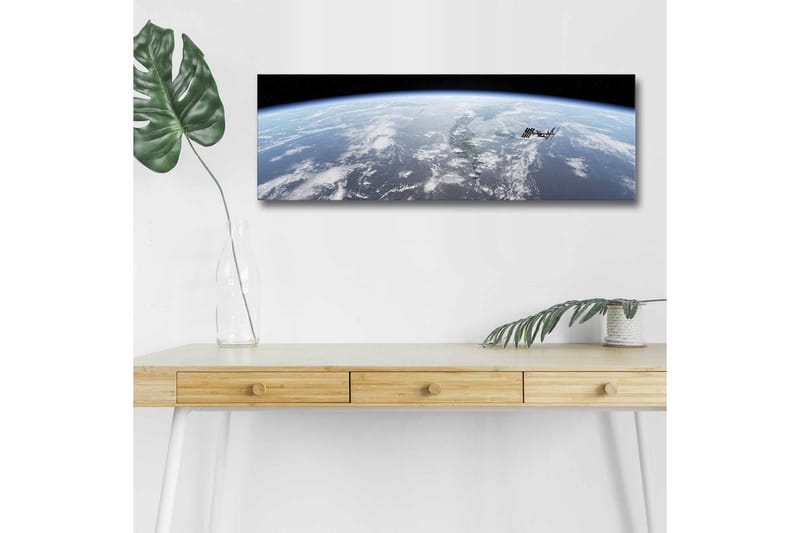 Canvas-taulu LED-valaistuksella - Näkymä Maahan avaruudesta, kansainvälinen avaruusasema tarkennuksena - Sininen / Valkoinen / Musta - Sisustustuotteet - Taulu & taide - Canvas-taulu