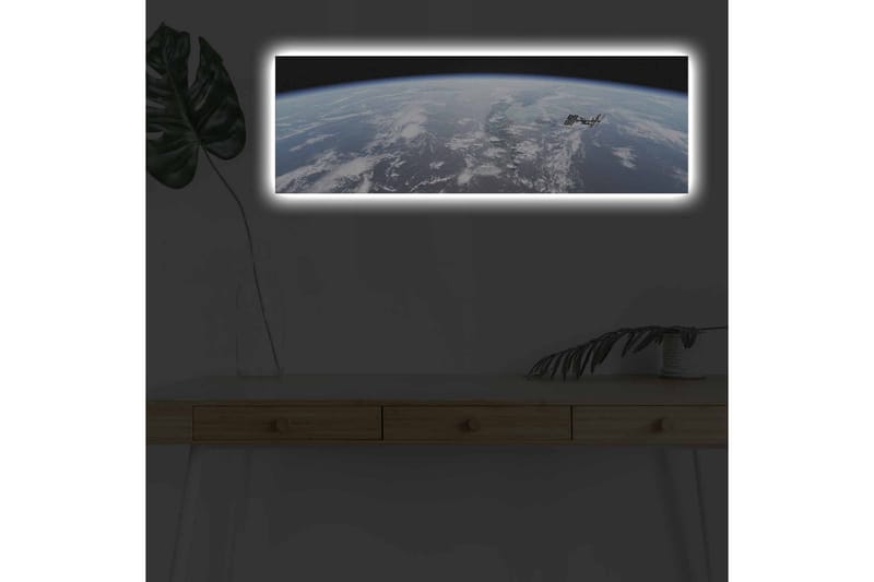 Canvas-taulu LED-valaistuksella - Näkymä Maahan avaruudesta, kansainvälinen avaruusasema tarkennuksena, Sininen / Valkoinen / Musta