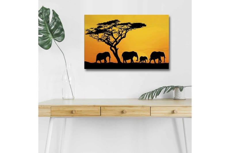 Canvas-taulu LED-valaistuksella - Norsujen siluetteja auringonlaskun aikaan, taustalla puu, Musta / Oranssi / Keltainen