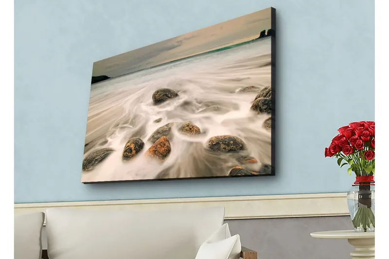 Canvas-taulu LED-valaistuksella - Rantamaisema, jossa lempeät aallot ympäröivät kiviä, Harmaa / Beige / Musta
