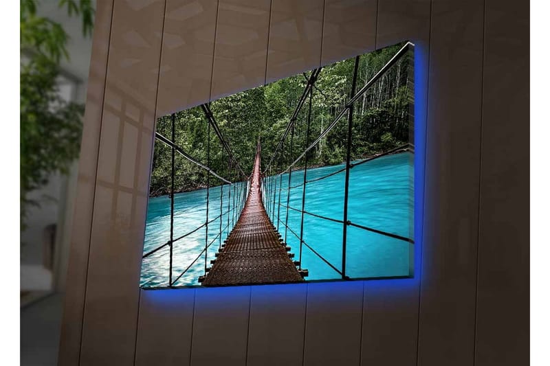 Canvas-taulu LED-valaistuksella - Riippusilta kirkkaan sinisen joen yli rehevän luonnon ympäröimänä - Vihreä / Sininen / Ruskea - Sisustustuotteet - Taulu & taide - Canvas-taulu