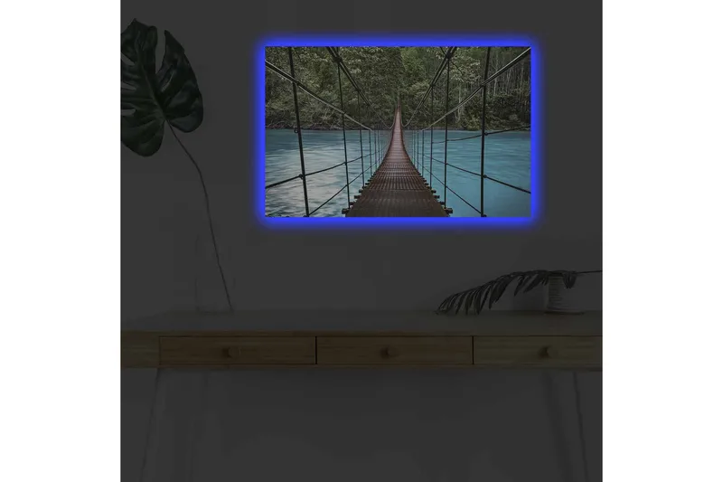 Canvas-taulu LED-valaistuksella - Riippusilta kirkkaan sinisen joen yli rehevän luonnon ympäröimänä, Vihreä / Sininen / Ruskea