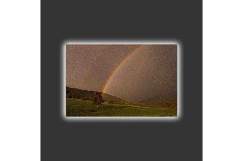 Canvas-taulu LED-valaistuksella - Sateenkaari levittäytyy vihreän laakson yli - Vihreä / Ruskea / Keltainen - Sisustustuotteet - Taulu & taide - Canvas-taulu