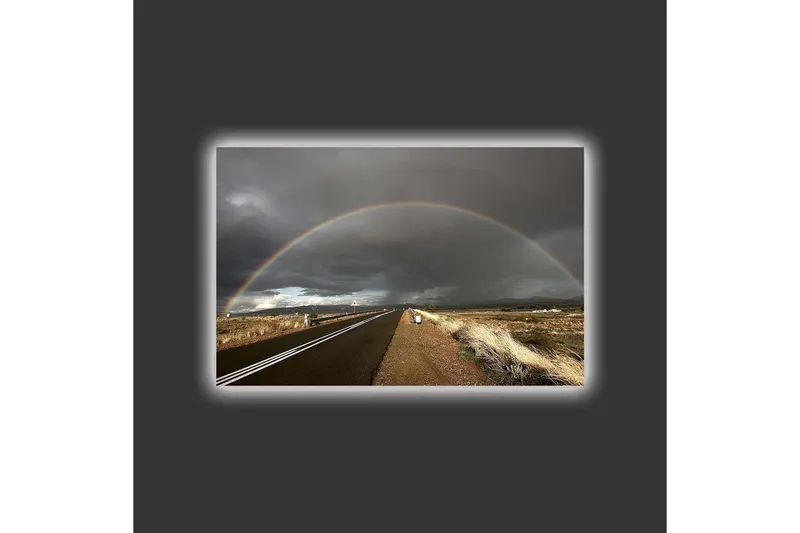 Canvas-taulu LED-valaistuksella - Sateenkaari ulottuu tumman taivaan yli maantien yllä - Tummanharmaa / Beige / Sateenkaaren värit - Sisustustuotteet - Taulu & taide - Canvas-taulu