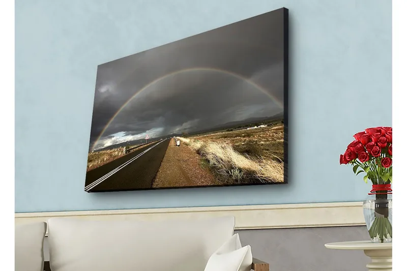 Canvas-taulu LED-valaistuksella - Sateenkaari ulottuu tumman taivaan yli maantien yllä, Tummanharmaa / Beige / Sateenkaaren värit