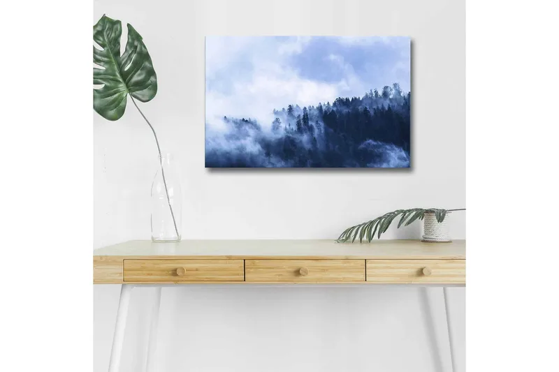 Canvas-taulu LED-valaistuksella - Sumu pyyhkäisee korkeiden puiden metsän yllä, Tummansininen / Vaaleansininen / Harmaa