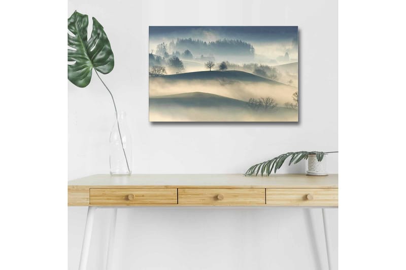 Canvas-taulu LED-valaistuksella - Sumua yksinäisten puiden yllä kumpuilevan maiseman yllä, Harmaa / Sininen / Beige