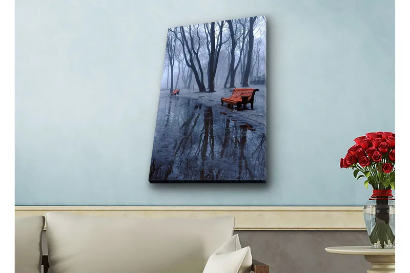 Canvas-taulu LED-valaistuksella - Sumua puiston yllä, penkkejä ja heijastuksia lätäköissä, Tummansininen / Harmaa / Oranssi