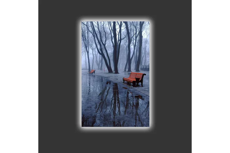 Canvas-taulu LED-valaistuksella - Sumua puiston yllä, penkkejä ja heijastuksia lätäköissä - Tummansininen / Harmaa / Oranssi - Sisustustuotteet - Taulu & taide - Canvas-taulu