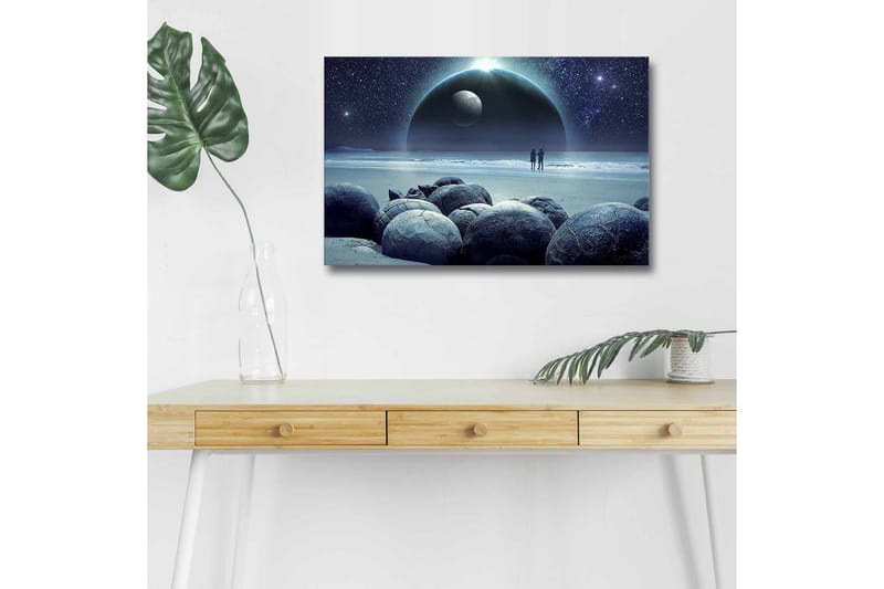 Canvas-taulu LED-valaistuksella - Tähtitaivas, kaksi siluettia rannalla ja suuret kivet etualalla - Tummansininen / Harmaa / Musta - Sisustustuotteet - Taulu & taide - Canvas-taulu