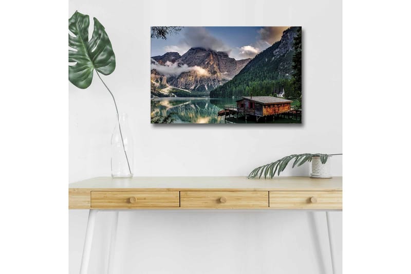 Canvas-taulu LED-valaistuksella - Tunnelmallinen vuoristojärvi ja puinen mökki veden äärellä, Vihreä / Sininen / Ruskea