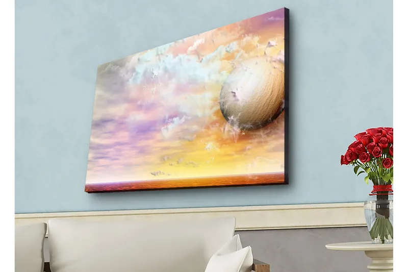 Canvas-taulu LED-valaistuksella - Unenomainen maisema suurella planeetalla ja värikkäillä pilvillä, Violetti / Oranssi / Beige