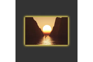 Canvas-taulu LED-valaistuksella - Upea auringonlasku kapean vuonon yllä purjeveneen siluettina - Oranssi / Ruskea / Kulta - Sisustustuotteet - Taulu & taide - Canvas-taulu