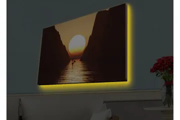 Canvas-taulu LED-valaistuksella - Upea auringonlasku kapean vuonon yllä purjeveneen siluettina - Oranssi / Ruskea / Kulta - Sisustustuotteet - Taulu & taide - Canvas-taulu