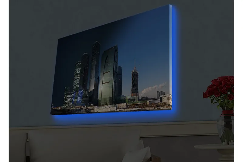 Canvas-taulu LED-valaistuksella - Upea kaupunkikuva moderneilla pilvenpiirtäjillä iltavalossa, Tummansininen / Vihreä / Musta