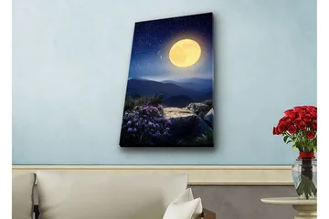 Canvas-taulu LED-valaistuksella - Upea kuu kaukaisen vuoristomaiseman yllä, kukat etualalla - Tummansininen / Keltainen / Violetti - Sisustustuotteet - Taulu & taide - Canvas-taulu