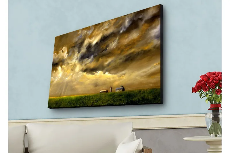 Canvas-taulu LED-valaistuksella - Upea maisemanäkymä dramaattisilla pilvillä ja maatila horisontissa, Kulta / Tummansininen / Vihreä