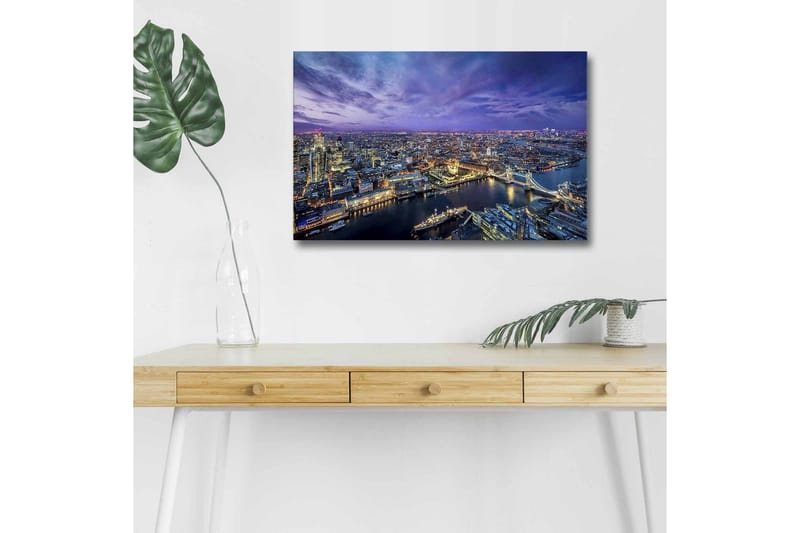 Canvas-taulu LED-valaistuksella - Upea näkymä kaupunkiin hämärässä jokien ja siltojen ympäröimänä, Tummansininen / Violetti / Kultainen