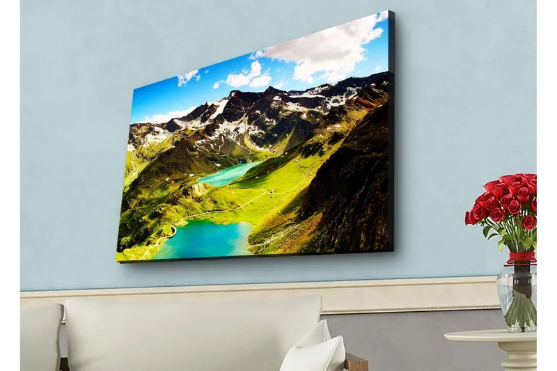 Canvas-taulu LED-valaistuksella - Upea vuoristomaisema kimaltelevine järvineen ja vihreine niittyineen, Vihreä / Sininen / Valkoinen