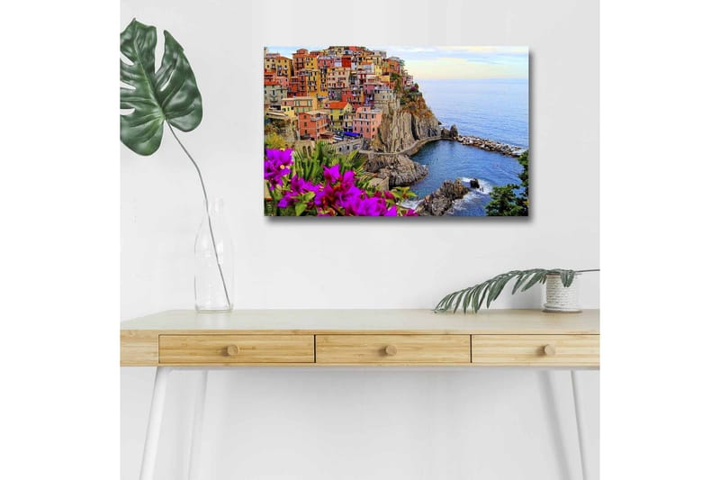 Canvas-taulu LED-valaistuksella - Värikäs rannikkokylä värikkäillä taloilla ja merinäköalalla, Violetti / Oranssi / Sininen