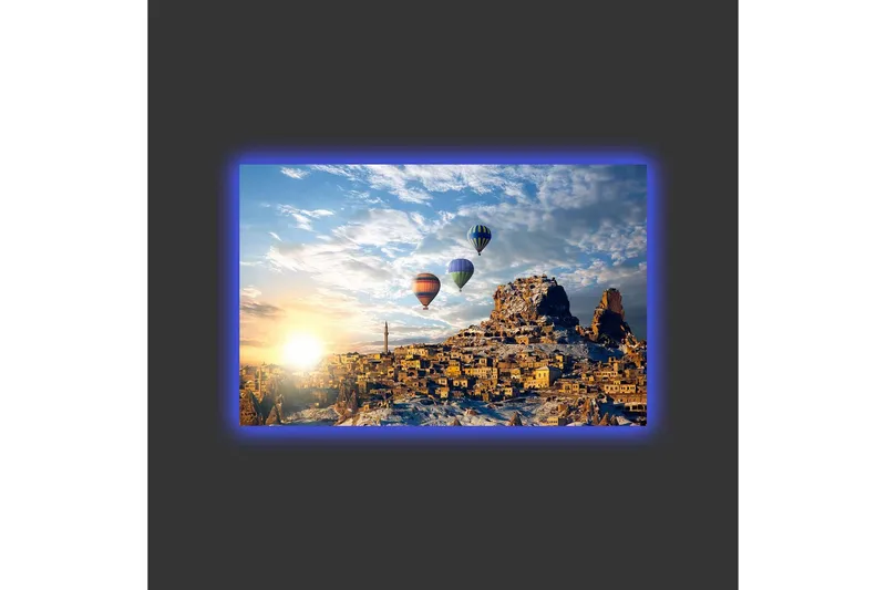 Canvas-taulu LED-valaistuksella - Värikkäät kuumailmapallot leijuvat vuoristoisen maiseman yllä auringonlaskun aikaan - Kulta / Sininen / Oranssi - Sisustustuotteet - Taulu & taide - Canvas-taulu