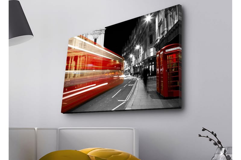 Canvas-taulu LED-valaistuksella - Punainen bussi liikkeessä mustavalkoisella kaupunkikadulla, Punainen / Musta / Harmaa