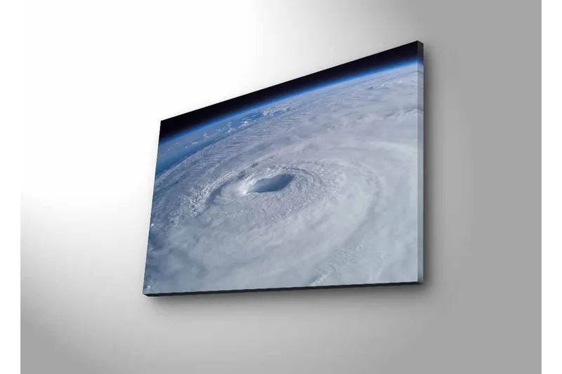 Canvas-taulu LED-valaistuksella - Pyöriviä pilviä trooppisessa syklonissa, Valkoinen / Sininen / Harmaa