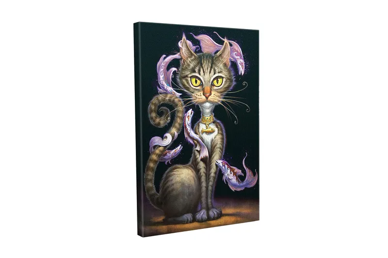 Canvas-taulu - Maaginen kissa, jolla on suuret keltaiset silmät ja pyörivä koristekala vartalonsa ympärillä, Musta / Violetti / Ruskea