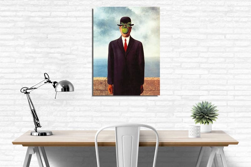 Canvas-taulu - Mies puvussa ja hatussa, omena kasvojensa edessä - Tummansininen / Vihreä / Musta - Sisustustuotteet - Taulu & taide - Canvas-taulu