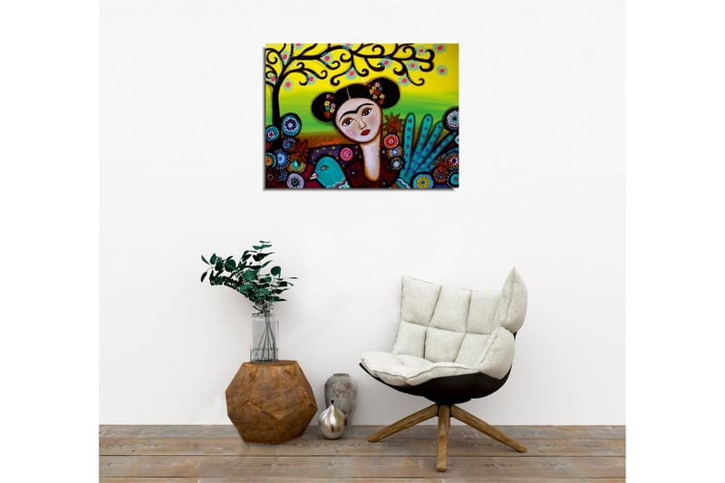 Canvas-taulu - Muotokuva naisesta, jolla on kukkia hiuksissaan ja vihreä lintu vieressään - Vihreä / Punainen / Musta - Sisustustuotteet - Taulu & taide - Canvas-taulu
