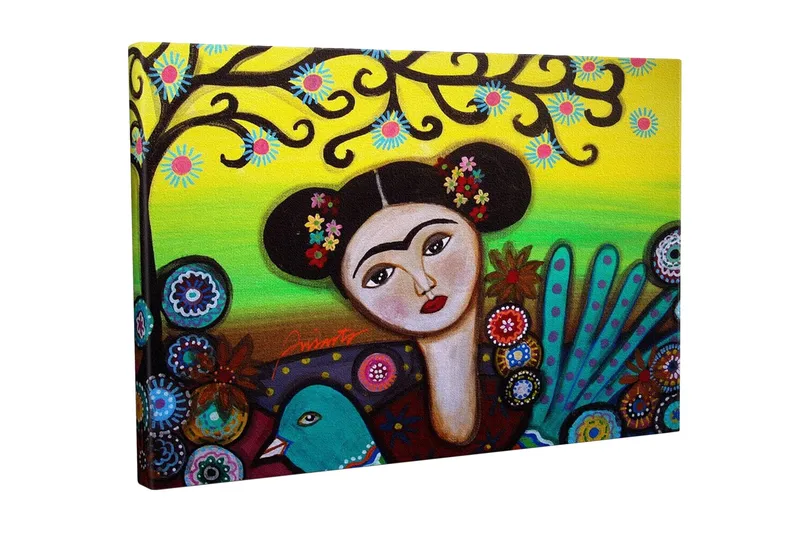 Canvas-taulu - Muotokuva naisesta, jolla on kukkia hiuksissaan ja vihreä lintu vieressään, Vihreä / Punainen / Musta