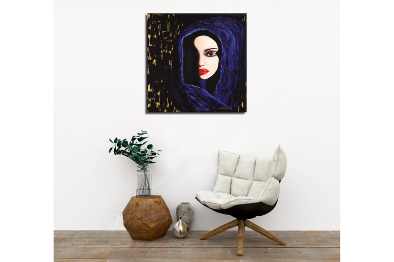 Canvas-taulu - Muotokuva naisesta, jolla on salaperäinen ilme tummassa hupussa - Tummansininen / Musta / Punainen - Sisustustuotteet - Taulu & taide - Canvas-taulu