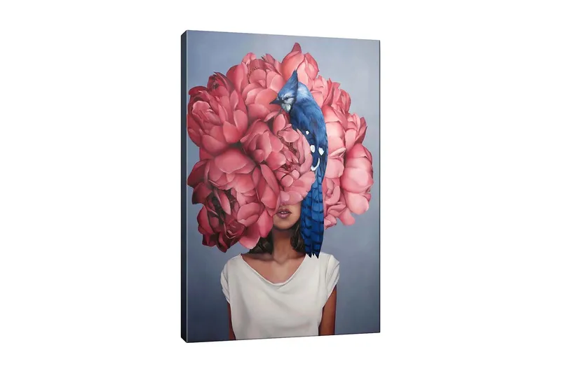 Canvas-taulu - Muotokuva naisesta, jonka pään päällä on suuri vaaleanpunaisten kukkien kimppu ja sininen lintu istuu kukkien päällä, Vaaleanpunainen / Sininen / Beige