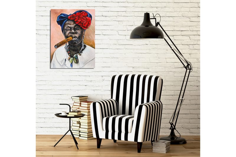 Canvas-taulu - Muotokuva naisesta sikarin ja värikkään päähineen kanssa - Tummansininen / Punainen / Ihonväri - Sisustustuotteet - Taulu & taide - Canvas-taulu