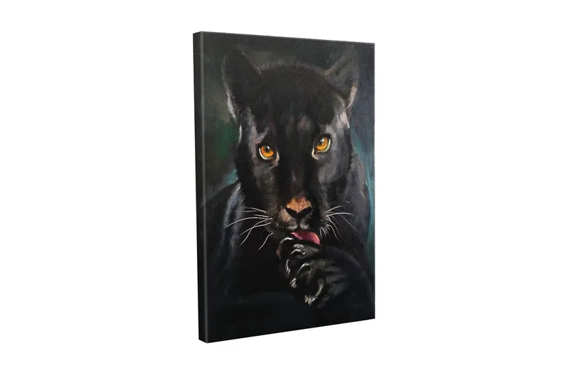 Canvas-taulu - Musta pantteri intensiivisin silmin nuolee tassuaan, Musta / Kulta / Tummanvihreä