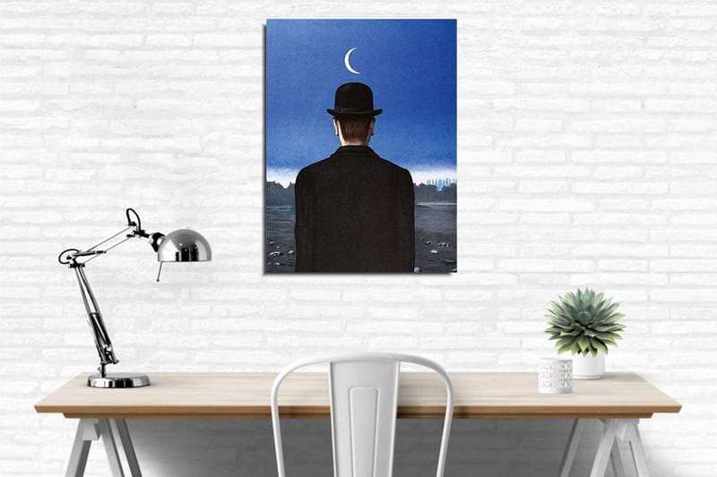 Canvas-taulu - Mustahattuinen mies katselee maisemaa, jossa näkyy kuunsirppi taivaalla - Tummansininen / Musta - Sisustustuotteet - Taulu & taide - Canvas-taulu