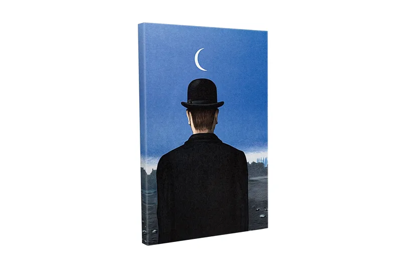 Canvas-taulu - Mustahattuinen mies katselee maisemaa, jossa näkyy kuunsirppi taivaalla, Tummansininen / Musta
