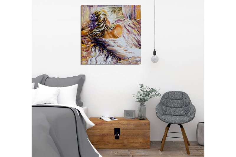 Canvas-taulu - Naishahmo, jonka hiuksissa on kukkia, lepää pehmeässä ympäristössä - Violetti / Beige / Valkoinen - Sisustustuotteet - Taulu & taide - Canvas-taulu
